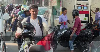 জ্বালানি সংকট: ফিলিং স্টেশন এলাকায় যানজট, বিপাকে রাইডশেয়ার চালকরা